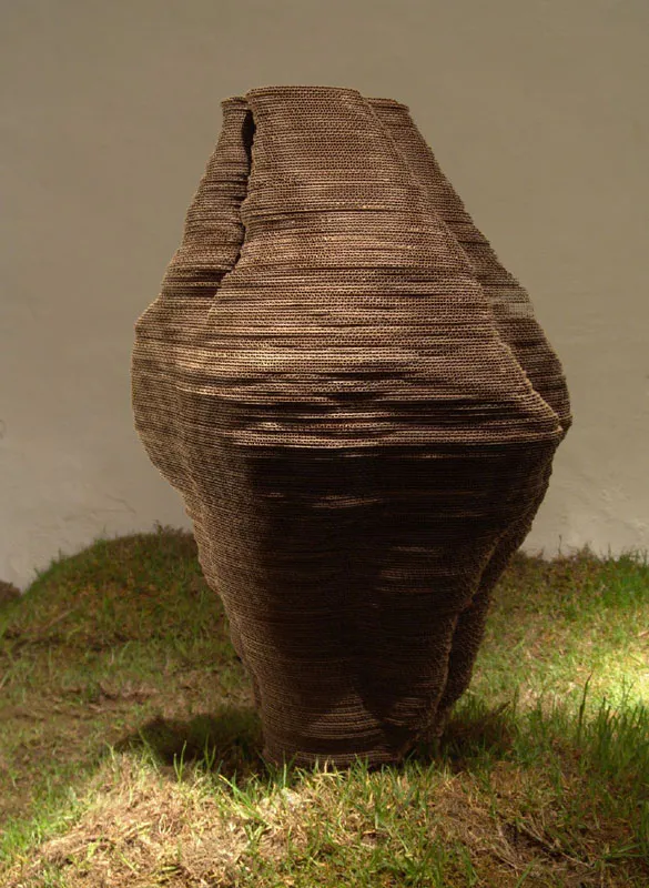 <p>Coccon | Instalación, cartón reciclado | 2006</p>
