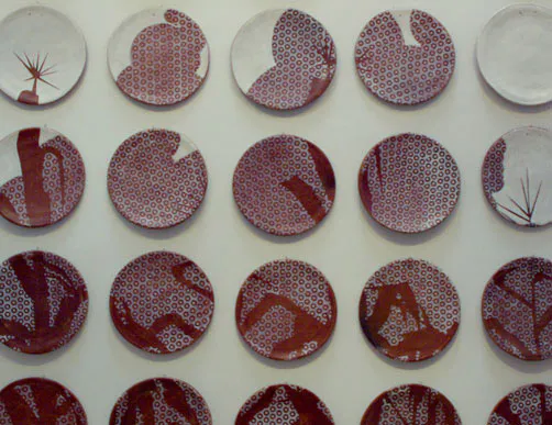 <p>Roundup | Comales de barro rojo intervenidos con cal. | 2009</p>
