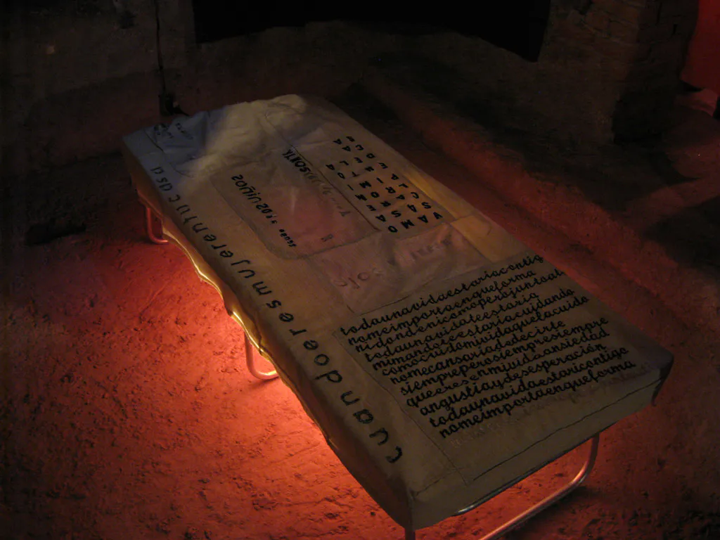 <p>Paisaje íntimo | Instalación | Tela cocida y bordada a mano y luz artificial | 186 x 86 x 5 cm | 2006</p>
