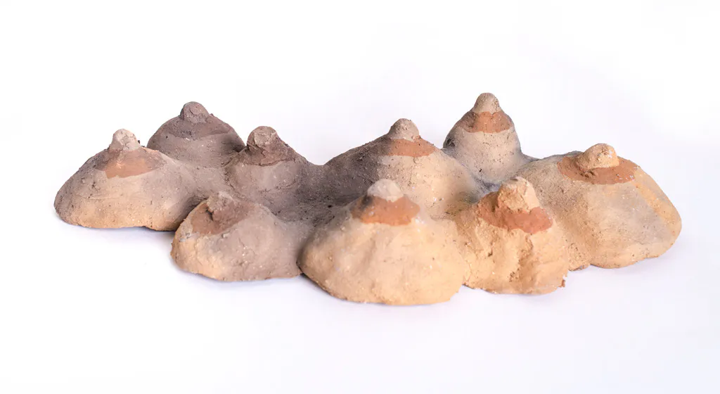 <p>Venus de Atzompa (Hallazgos), Chichitepec. Lucero González. Barro tradicional de Santa María Atzompa y Raku. Medidas variables. 2020</p>
