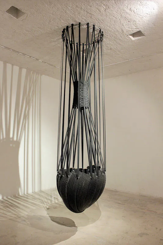 <p>Refugio Suspendido, 2013 | Hule y cinta nylon | 300 x 100 ø cm</p>
