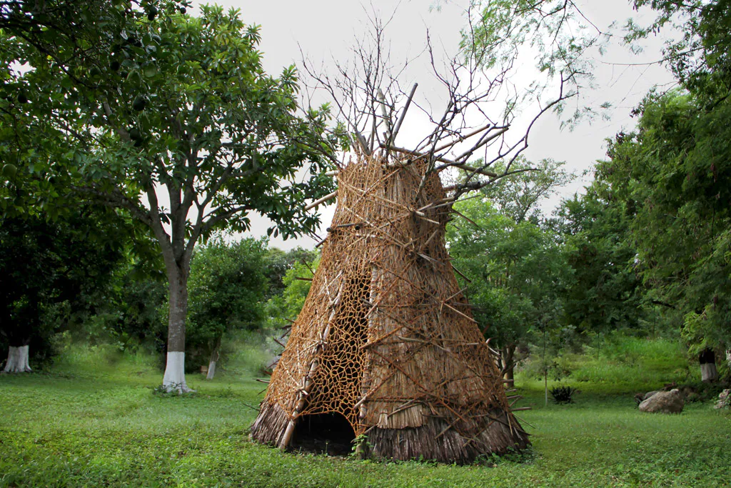 <p>Tipi, 2013/14 | Árbol seco, bambú, palma e hilo de coco | 350 x Ø 150 cm</p>
