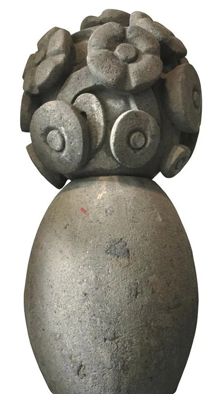 <p>Jarrón con flores | 1993 | Cantera, talla directa | 95 x 40 cm de diámetro | Galería Arte Hoy, Ciudad de México</p>
