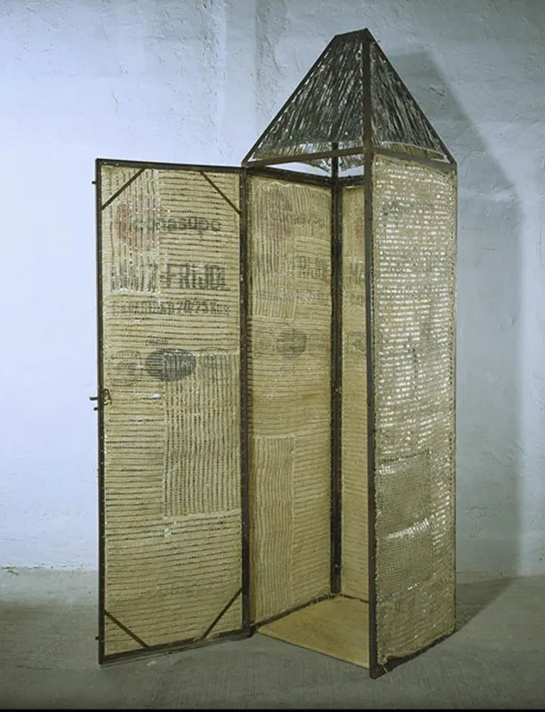 <p>La Casa de a Lado | Fierro, fibra naturale y aluminio | 2001 | 260 x 135 x 70 cms</p>
