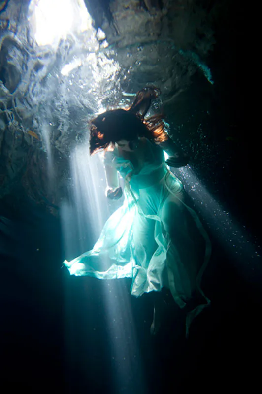 <p>De la serie: Ophelia | 20m x80 cm | 2009</p>
