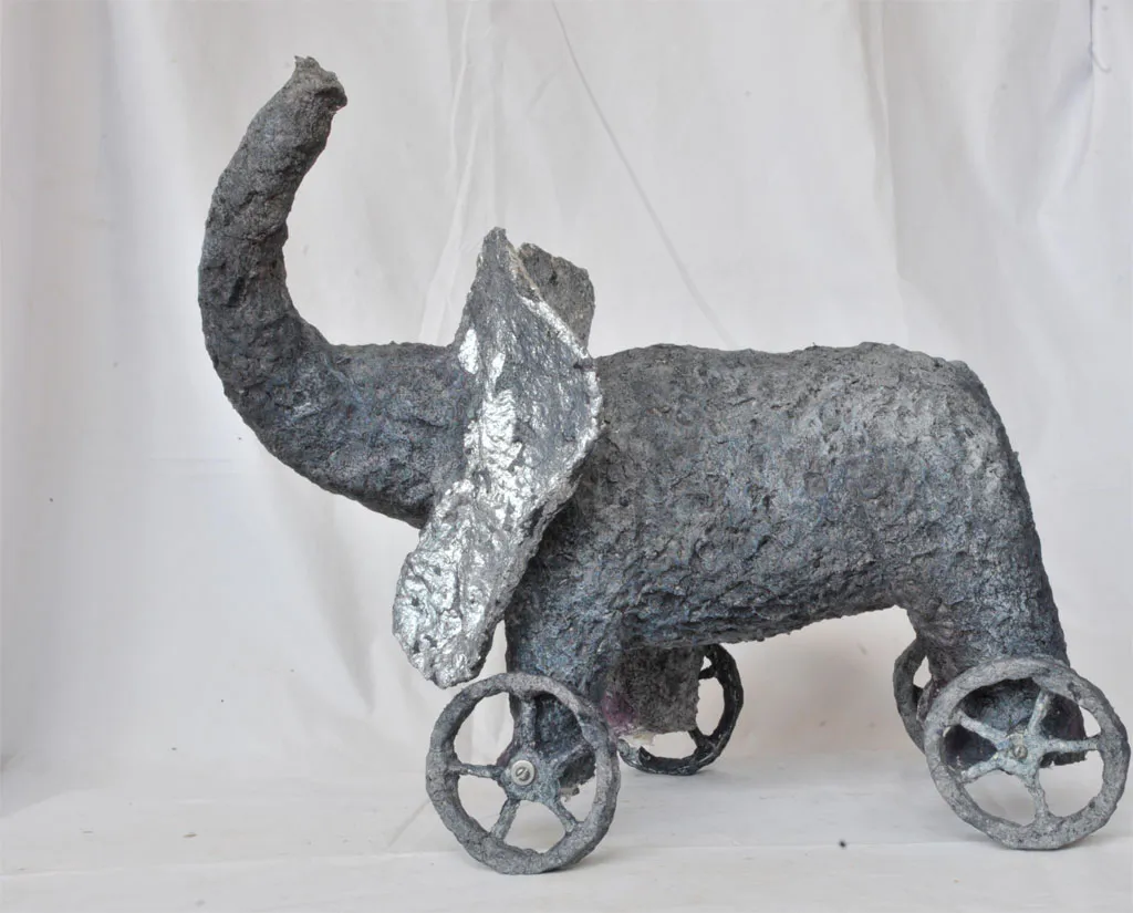 <p>Elefante |  Cemento papel, añil, hoja de plata</p>

