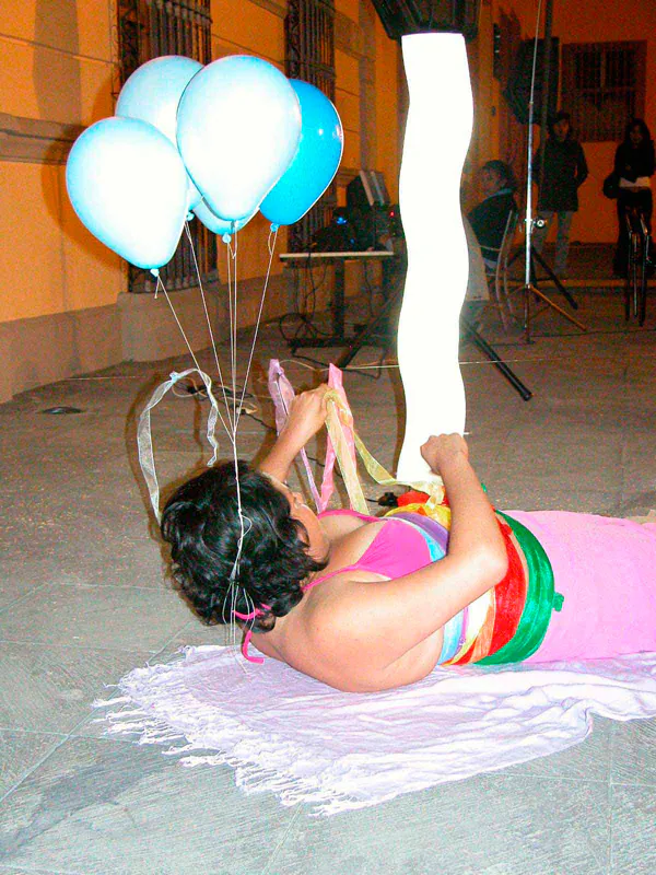 <p>Pendiendo de un hilo | Día de muertos en el MAT | Museo de Arte de Tlaxcala | 4 de noviembre 2005 | Fotografías: Cortesía de Brama Santos</p>
