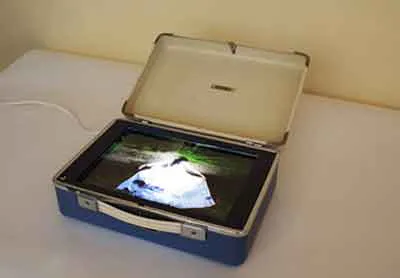 <p>De la serie: Bajo los parpados | impresión en duratrans. montada en caja maleta | 2011</p>
