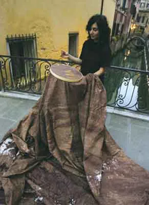 <p>Teresa Margolles: ¿De qué otra cosa podríamos hablar? Bordado | Conjunto de acciones en las calles de la ciudad de Venecia con gente bordando con hilo de oro telas de sangre recogida en escebas de ejecuciones en la frontesa norte de México</p>
