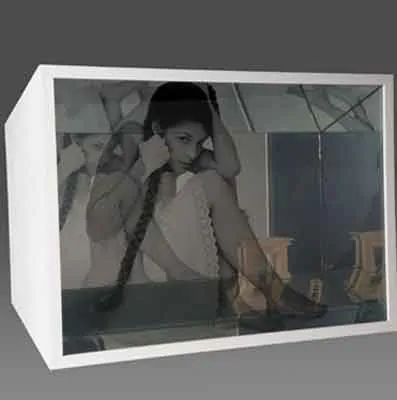 <p>Vamos a pretender | Fotografía a partir de negativo impresa en Dura Clear en caja de madera con vidrio, espejos, chimenea, banco y juego de ajedrez en miniatura | 60 x 80 x 30 | 2010</p>
