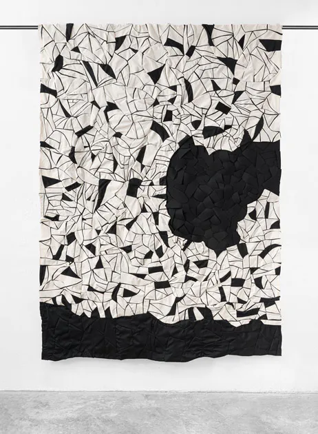 <p>Técnica Cosido a mano, retazos de tela, tela de gamuza negro | 2.70 m x, 2 m x .05 cm</p>
