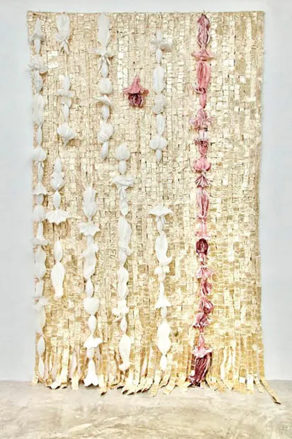 <p>Tela dorada, retazos de tela, bordado a mano, nudos | 3 m x 1.50 cm x .6 cm</p>
