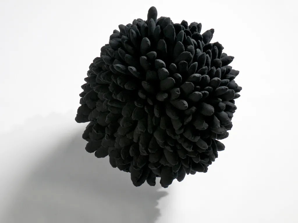 <p>De la serie: Huecos y bultos | Altura .44cm x largo .44 cm x profundidad .55cm | Manta negra con estructura metalica | 2011</p>
