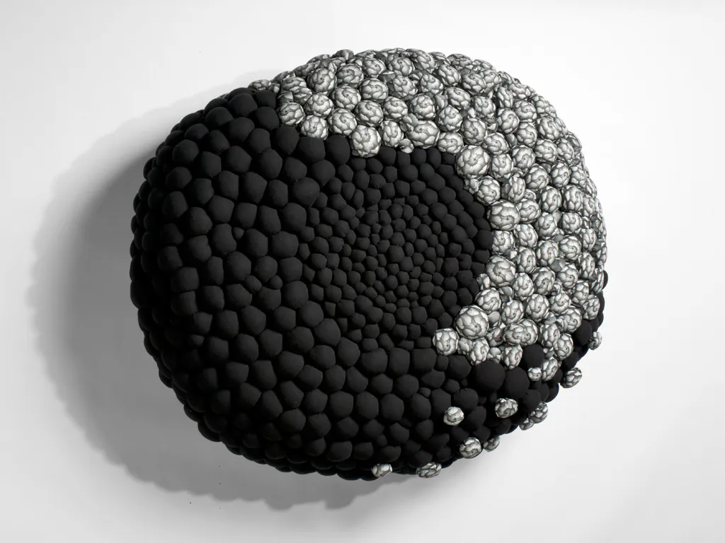 <p>De la serie: Huecos y bultos | Altura .96cm x largo.90cm x profundida .30 cm | fotografia impresa en tela con manta negra | 2010</p>
