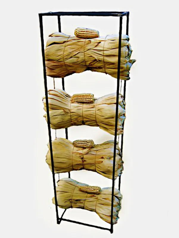 <p>Literas | técnica: maíz, instadada en metal | fecha: 2005 | exposición 