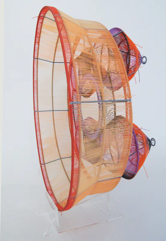 <p>Encuentro fugitivo 1 | Acero, pintura electrostática y cinta de polietileno | 80 x 80 x 43 cm | 2017</p>
