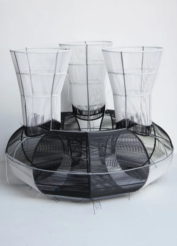 <p>Encuentro fugitivo 2 | Acero, pintura electrostática, cinta de polietileno | 66 x 80 x 80 cm | 2017</p>
