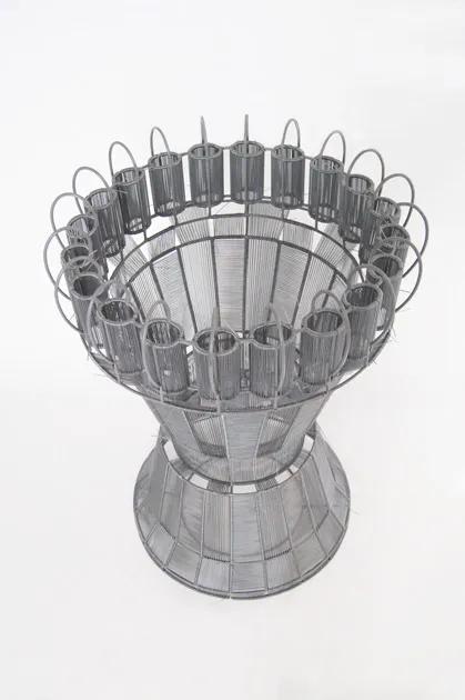 <p>3ª repatriada. 2019. Acero, pintura electrostática y cordones de polietileno. 82.5 x 56 x 56 cm</p>
