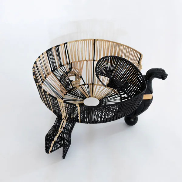 <p>8ª repatriada. Abigarrada. 2023. Acero, pintura electrostática, resina poliester, cordones de polietileno y bejuco natural. 40 x 55 x 44 cm</p>
