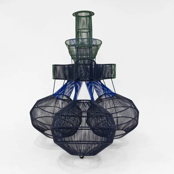 <p>12ª repatriada. 2023. Acero, pintura electrostática y cordones de pvc. 130 x 120 x 120</p>
