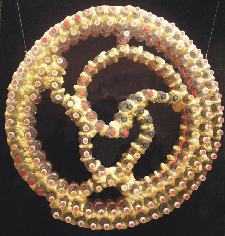 <p>Signo de agua | Botellas de plástico ensambladas | 120 cm. de diametro | 2005</p>

