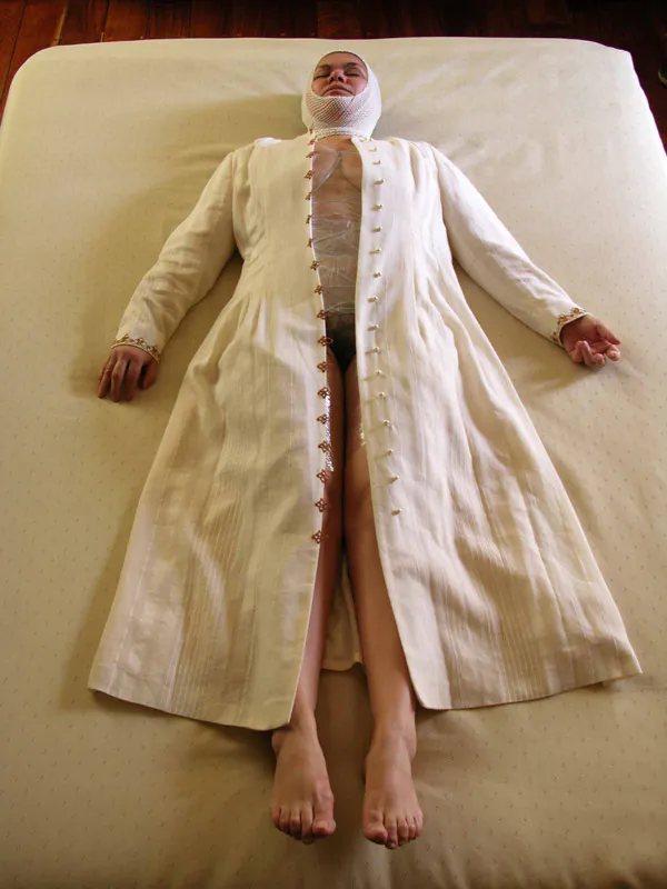 <p>No me llores más | Autofuneral. Acción duelo/celebratorio | Domicilio particular | 26 de enero 2003. 19:00hrs. | asistencia de luto riguroso | Video: Gabriela Olivo de Alba | Fotografías: Mauricio Arechavala</p>
