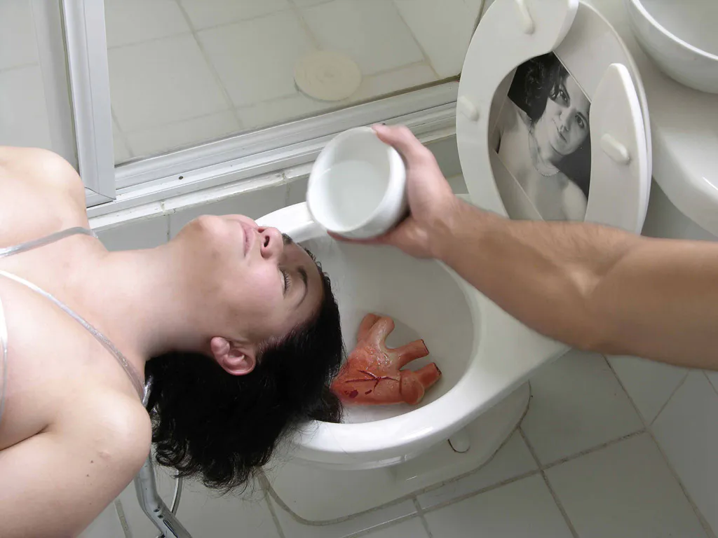 <p>No me llores más | Autofuneral. Acción duelo/celebratorio | Domicilio particular | 26 de enero 2003. 19:00hrs. | asistencia de luto riguroso | Video: Gabriela Olivo de Alba | Fotografías: Mauricio Arechavala</p>
