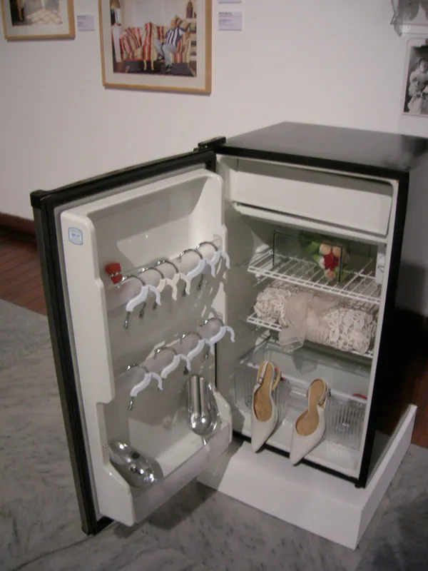 <p>Mesa ser- vida. Instalación correspondiente al performance realizado en el El Anexo, Caracas 2009. Fotografías - Mauricio Arechavala.</p>
