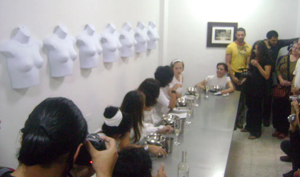 <p>Mesa ser- vida. Instalación correspondiente al performance realizado en el El Anexo, Caracas 2009. Fotografías - Mauricio Arechavala.</p>
