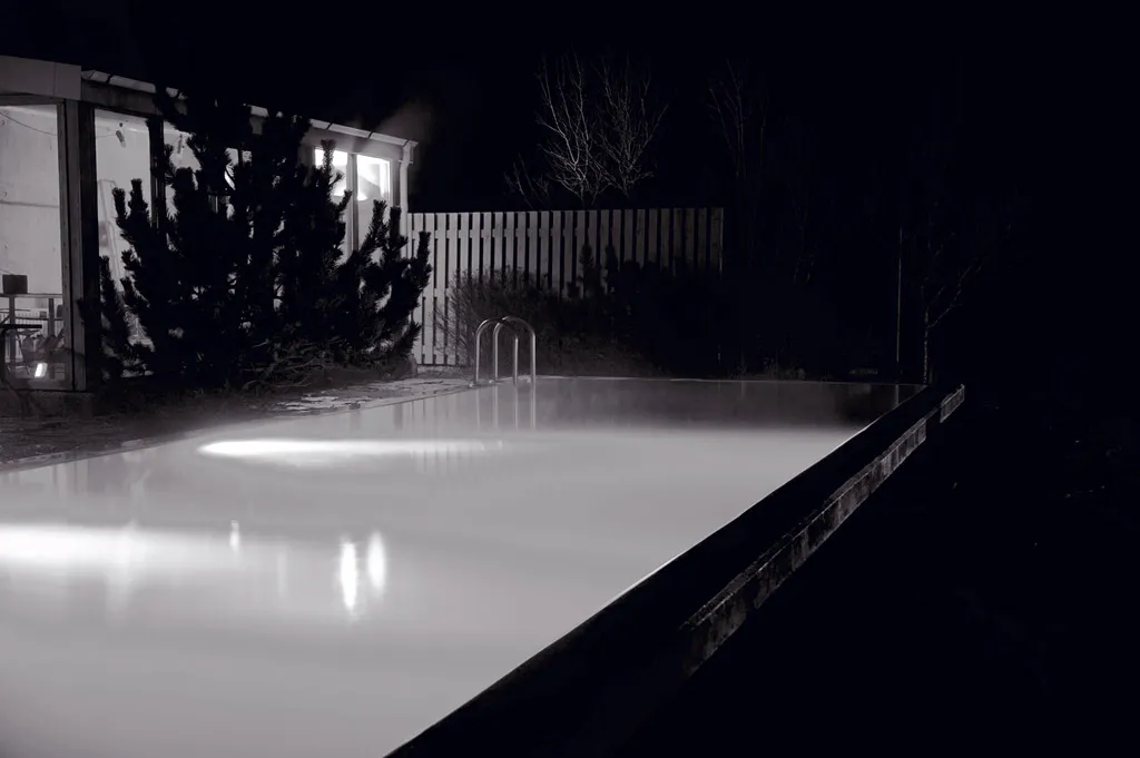 <p>Swimming pool, C-print, 30 x 40 In, 2013</p>
