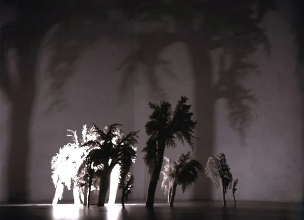 <p>Contenedor modelado por YP, con modificación de hormigas | Intervención realizada por hormigas durante el transcurso de una noche, a un contenedor hecho de cera que guardaba miel.</p>
