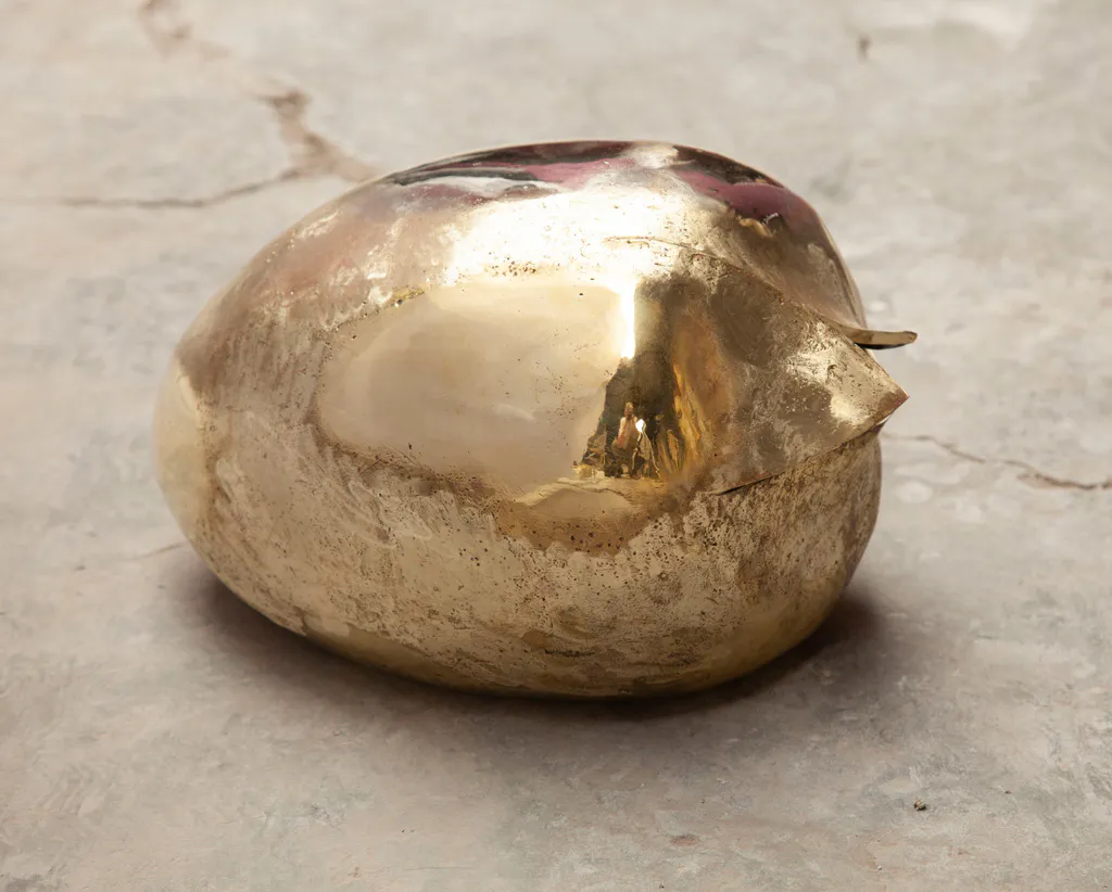 <p>Murmullo. 2018. De la serie 8 min - 19 seg.  Bronce.  23 x 40 x 25 cm.</p>
