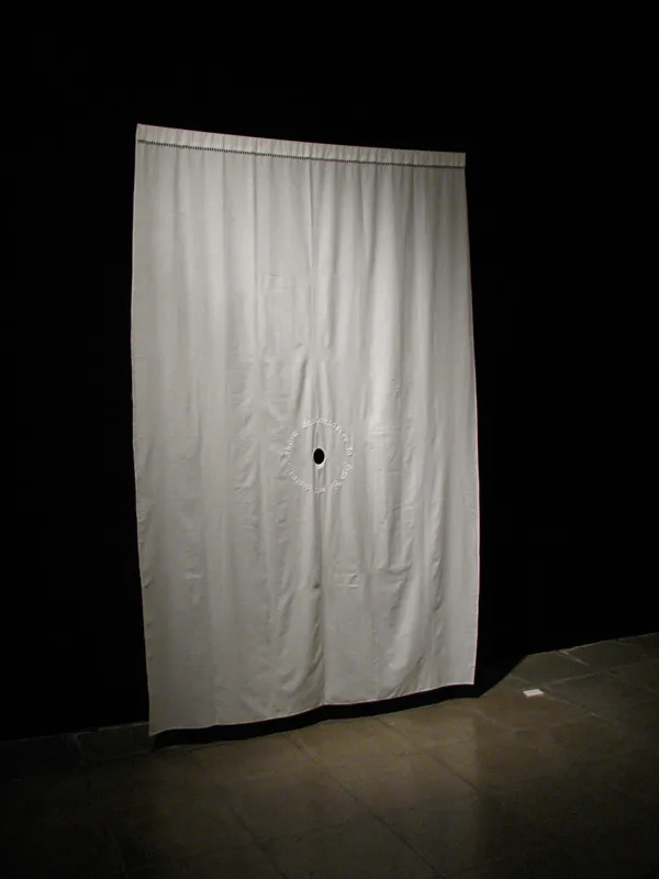 <p>Sábana para Desvirgar | 210 x 160 cm | bordado Richelieu sobre bramante | 2009</p>
