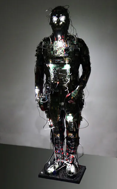 <p>001-X.T. 2016 yeso cerámico-acrílico, chips, cables, resina y luz 175x65x38cm</p>
