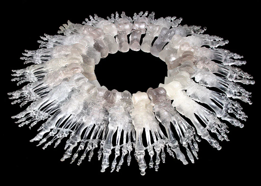 <p>Empezar con el pie izquierdo | De la serie Nueva Historia de México | resina | 60 x 60 x 15 cm | 2010</p>
