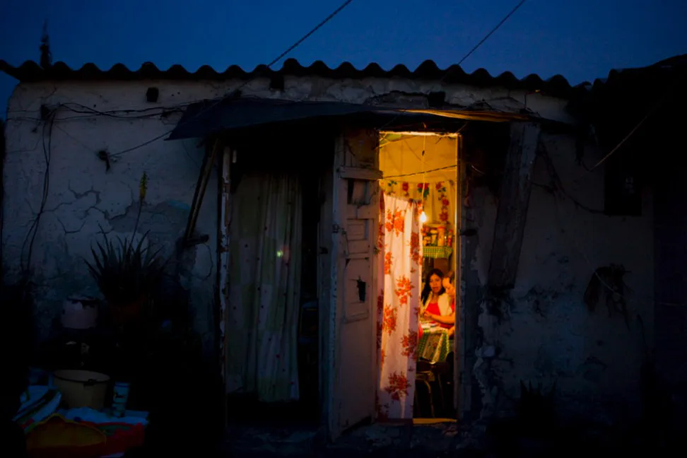 <p>Blancay su familia en una reunión familiar bajo la oscuridad, en la cocina de una de las salas de la azotea</p>
