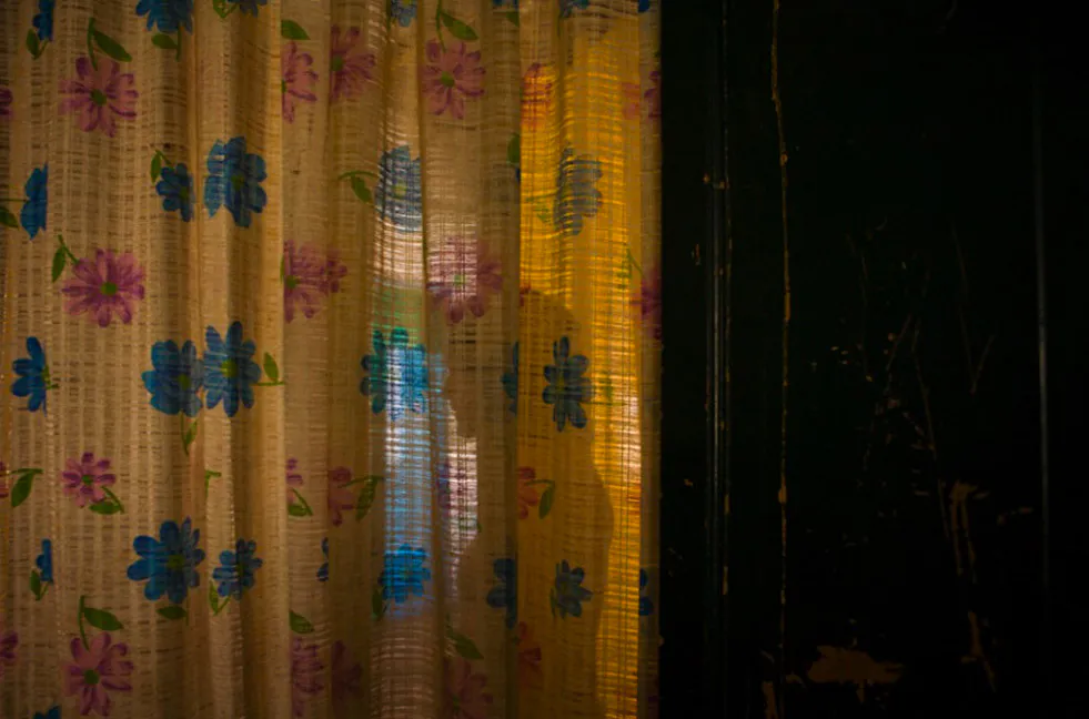 <p>Amapola, en la sala, hablando con su hermano | Vista desde la habitación</p>
