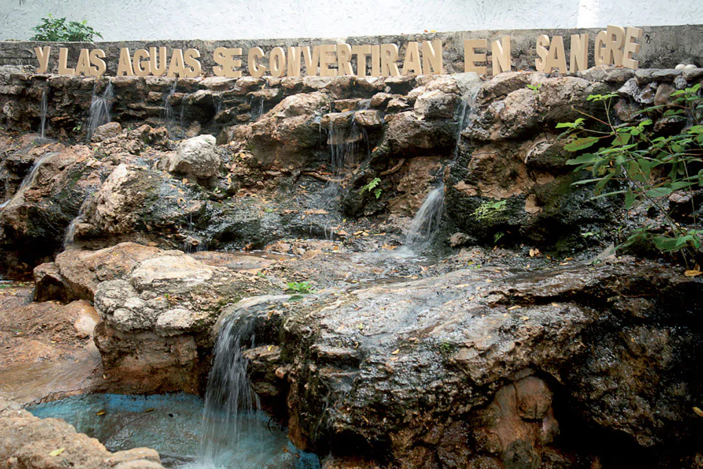 <p>Y las aguas se convertirán en sangre | 2011 | MDF | Intervención en el jardín botánico de la Ermita de Sta. Isabel</p>

