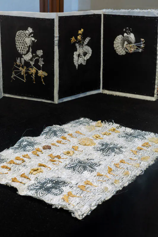 <p>Abelia Cella, Serie Syllabus Florum qui non sunt (Catálogo de flores que no existen), Libro de artista y ensamble orgánico (cera de abeja, flores, celulosa bacteriana/caja), 2019. Proyecto desarrollado en la residencia artística Air-Montreux, Suiza. Fotografía: Iván Castaneira</p>
