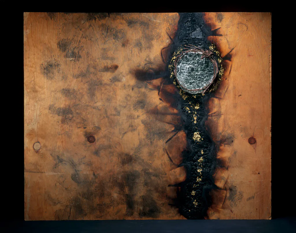 <p>Un camino | Vidrio vaciado en madera, alambre, oro | 100 x 120 x 8 cm | 1998</p>
