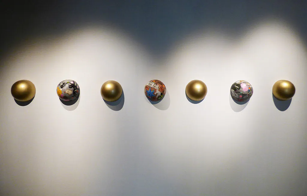 <p>Naturaleza muerta sobre mundos | Acrílico, esmalte y Prismacolor / madera | 230 x 20 x 10 cm. | 2017</p>
