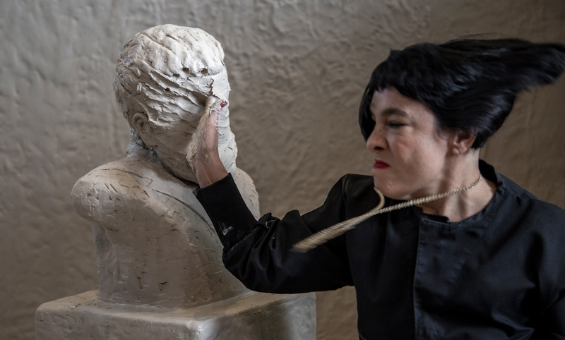 <p>Desafiando el coloso: tres actos</p>
