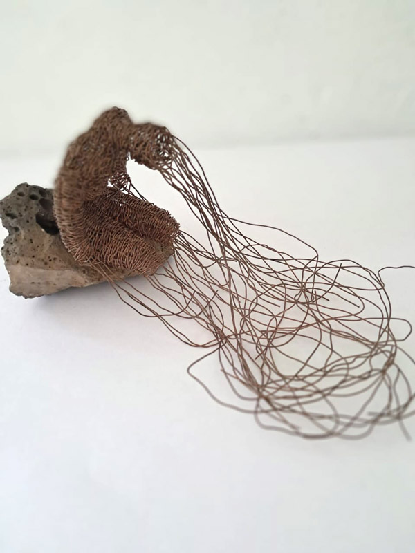 <p><em>Abatimiento</em>. 10X14X20 cm. Piedra y alambre de cobre tejido a mano, 2020.</p>
