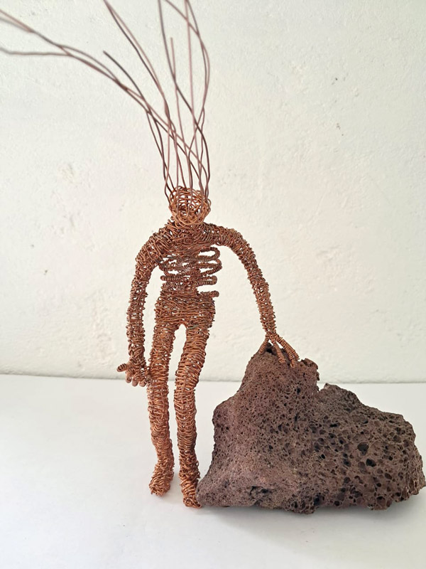 <p><em>Hambre</em>. 25X12X12 cm. Piedra y alambre de cobre tejido a mano.</p>
