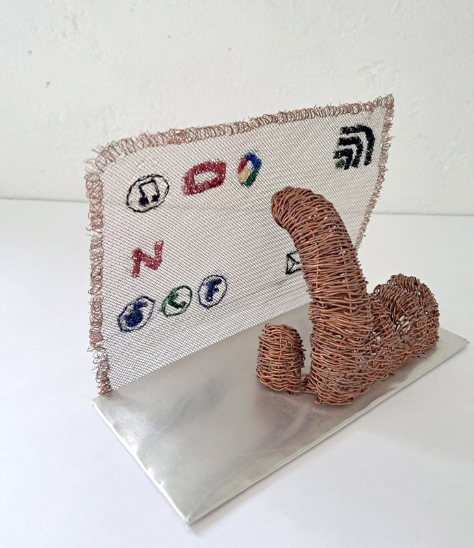 <p><em>Soledad</em>. 10X15X7 cm. Aluminio, alambre de acero en malla, alambre de cobre tejido a mano, hilos de mercerizados, 2021.</p>
