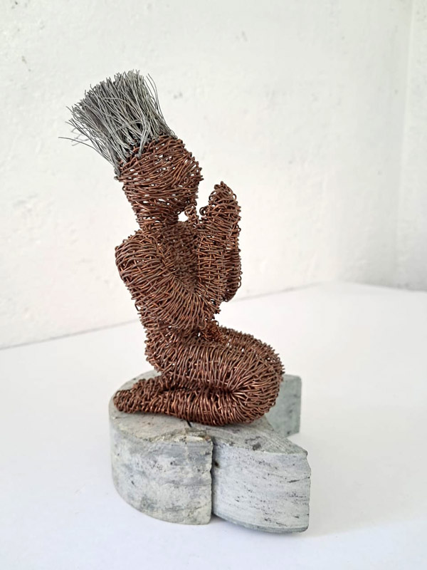 <p><em>Con los pelos de punta</em>. 16X8X8 cm. Piedra, alambre de cobre tejido a mano y alambre de acero, 2020.</p>
